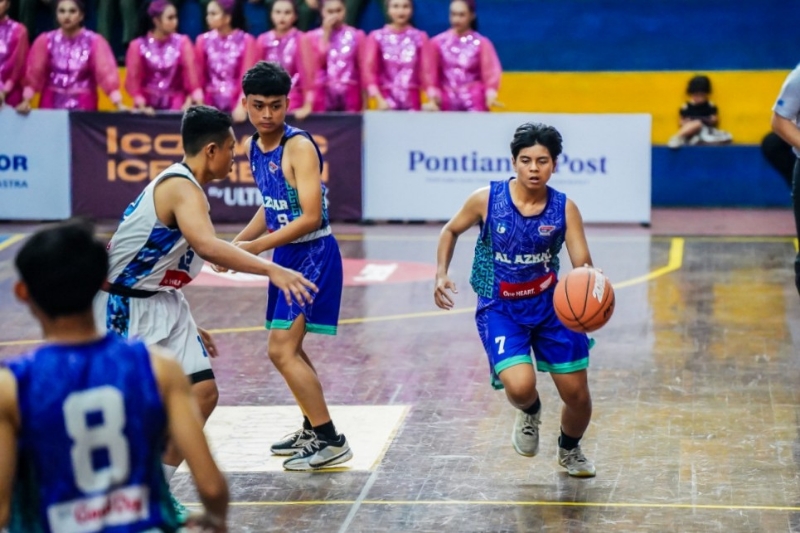 Aksi Daffa (Jersey biru nomor tujuh) saat berlaga di Honda DBL with Kopi Good Day 2024 West Kalimantan.