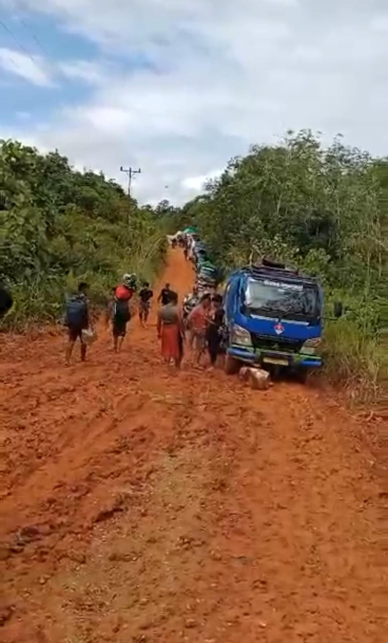 Kondisi Ruas jalan SP Medang-Nanga Mau-Tebidah-Serawai-Ambalau di Kabupaten Sintang rusak parah.