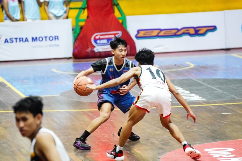 Aksi Kelvin (jersey biru nomor delapan) di laga Honda DBL with Kopi Good Day West Kalimantan Series Pontianak 2024.