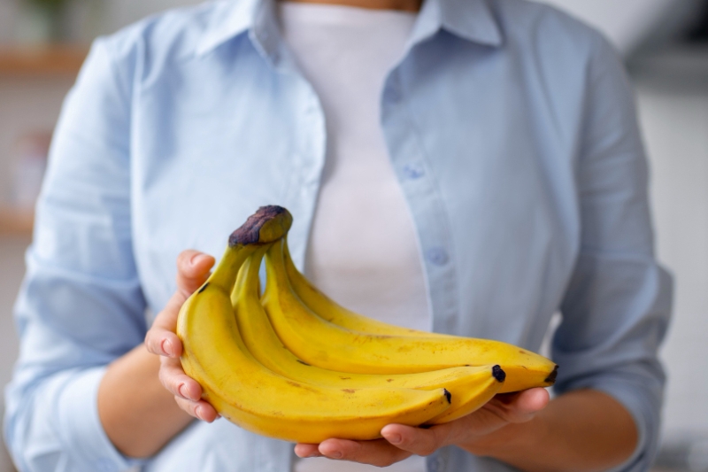 Kandungan serat dalam pisang bisa membantu mengontrol nafsu makan.