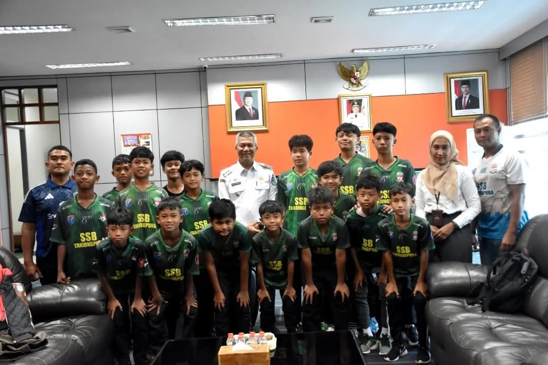LEPAS TIM: Pj Bupati Kubu Raya, Sy Kamaruzaman, secara simbolis melepas keberangkatan tim SSB Tanjungpura U-12 yang akan berlaga di Liga Anak Indonesia, Kabupaten Pati, Jawa Tengah.