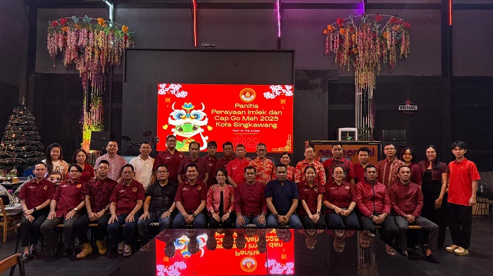 DIABADIKAN: Panitia Perayaan Imlek dan Cap Go Meh tahun 2025 berfoto bersama usai rapat perdana pengurus inti dan koordinator divisi di Neo Normal Caf&eacute;, Singkatang Kamis (12/12) sore.