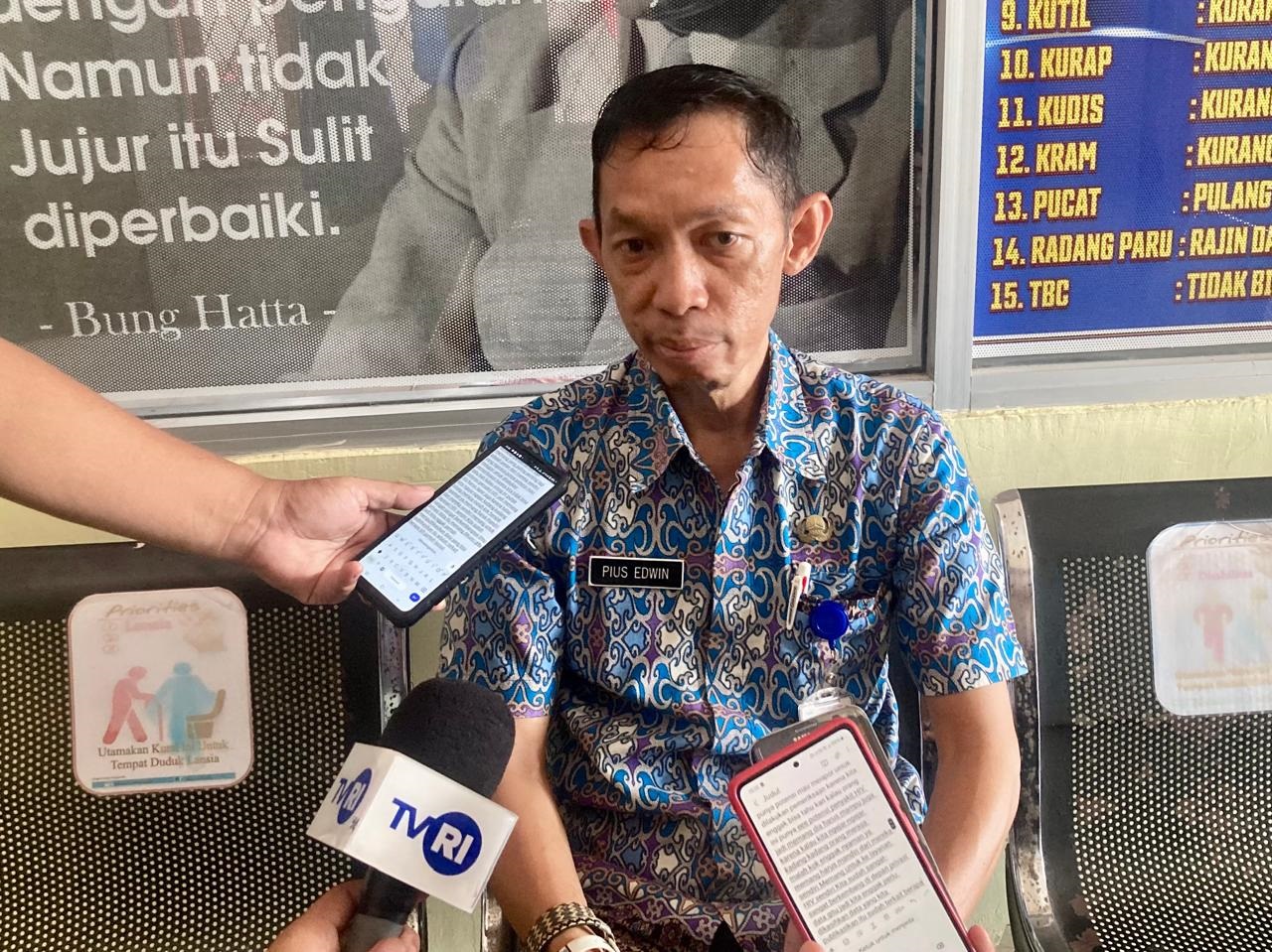 WAWANCARA: Sekretaris Dinas Kesehatan Kabupaten Landak, Pius Edwin, memberikan penjelasan saat diwawancarai wartawan terkait peningkatan kasus HIV/AIDS di Kabupaten Landak.