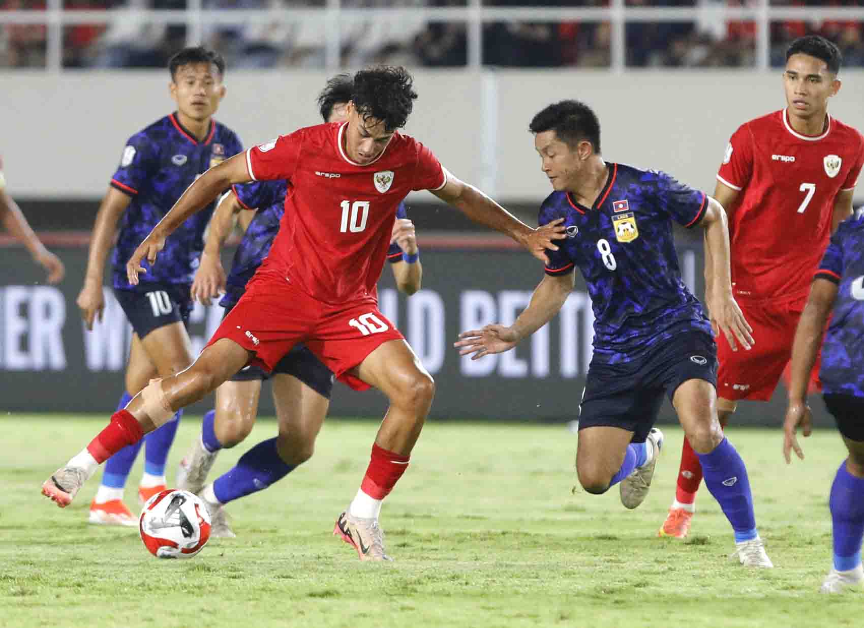 KAWAL BOLA: Pemain Timnas Indonesia Struick membawa bola saat melawan pemain Laos, tadi malam.