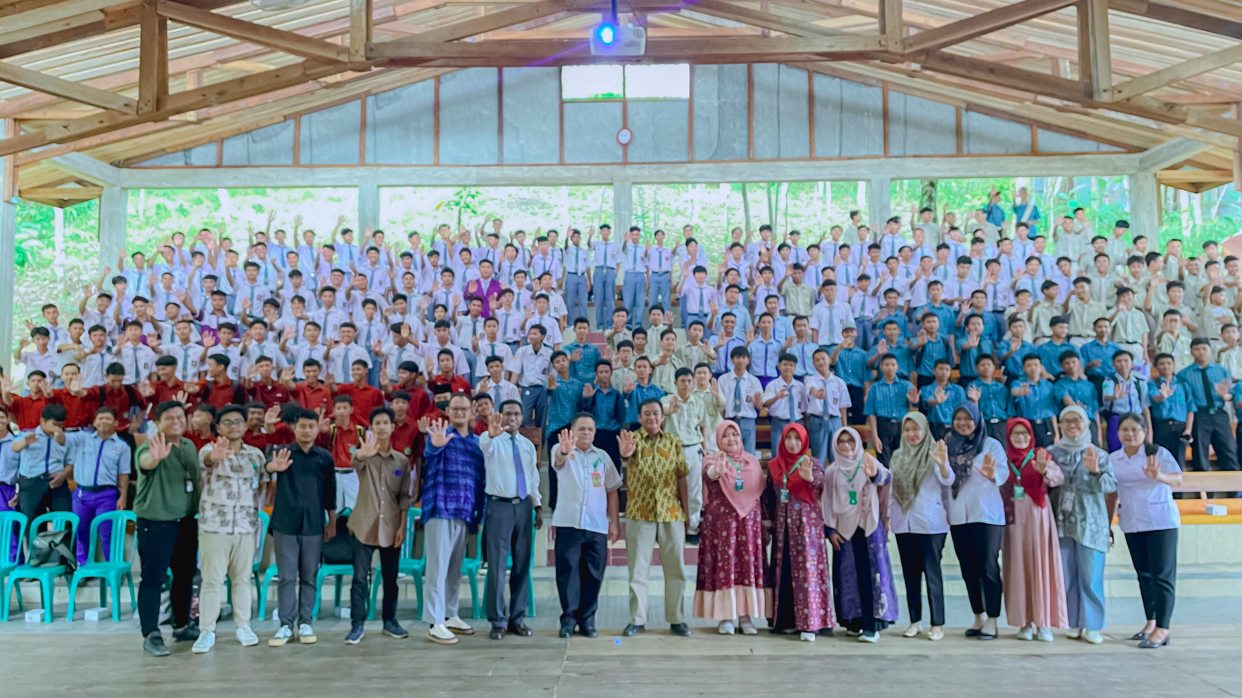 GEN SEHAT: Ratusan siswa SMA/sederajat di sekitar wilayah PT ANTAM Tbk UBPB Kalimantan Barat (ANTAM) mengikuti Rupe Repu (Rumah Peduli Remaja Putri) dan Abrakadabra (Aksi Bergizi pada Remaja putra).