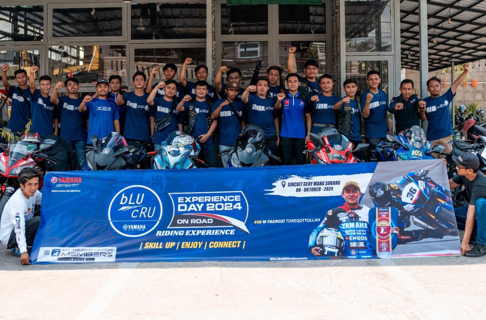 FOTO BERSAMA: bLU cRU riding experience on road bersama rider Yamaha Racing Indonesia M Faerozi di Subang Jawa Barat, Minggu 6 Oktober 2024.