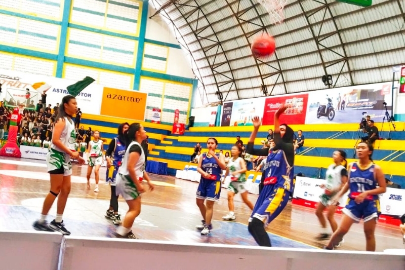 Pertandingan antara SMAN 7 melawan SMA Santu Petrus di Honda DBL with Kopi Good Day West Kalimantan Series Kamis (12/12).