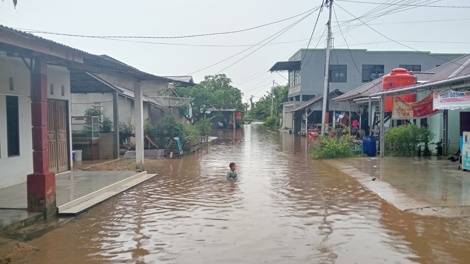 BANJIR: Kondisi titik banjir di sebagian wilayah Kota Singkawang, Kamis (12/12).