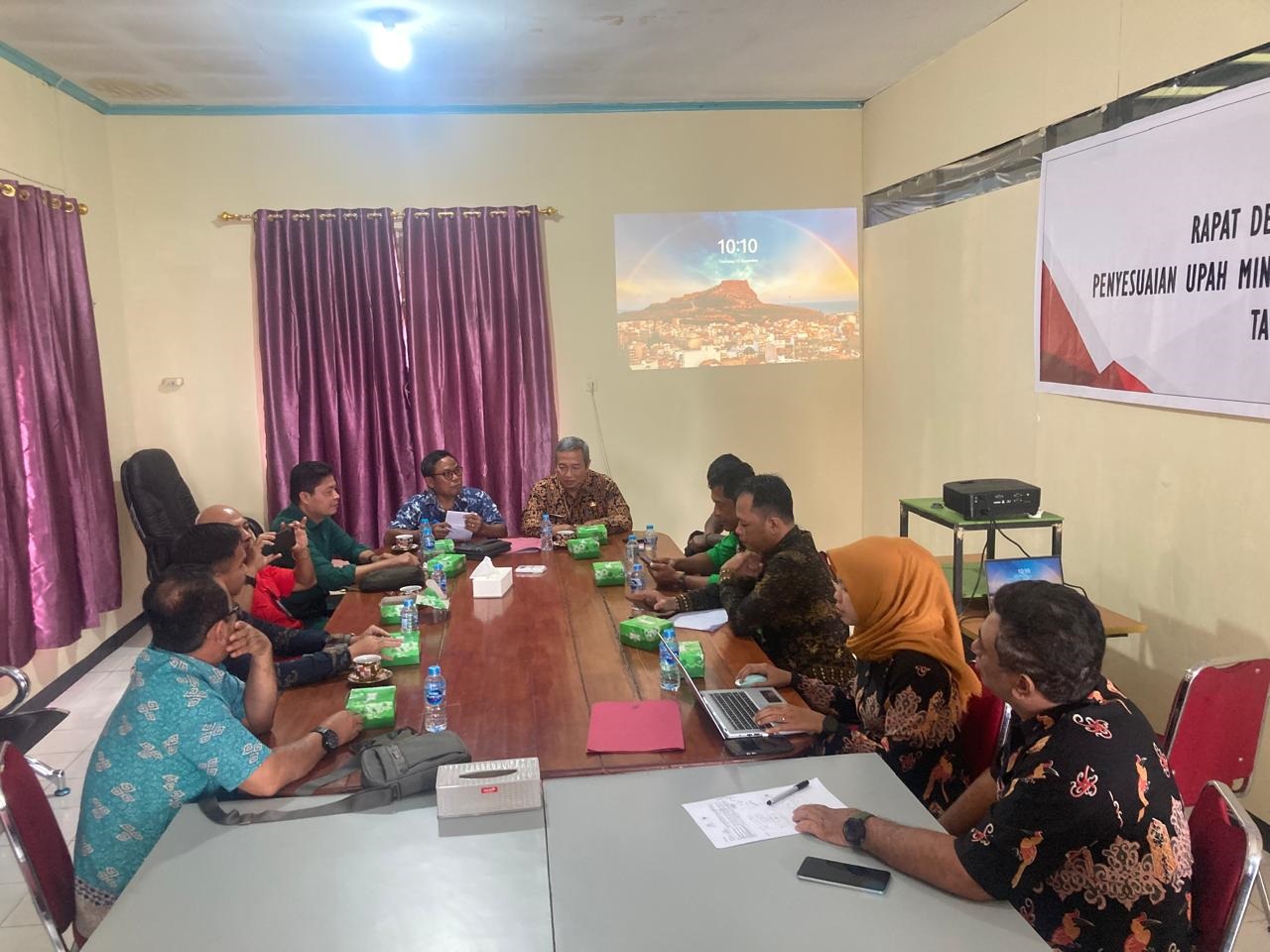 RAPAT: Dinas Penanaman Modal, Pelayanan Terpadu Satu Pintu, dan Tenaga Kerja Kabupaten Landak bersama instansi terkait saat menggelar rapat penetapan kenaikan UMK Kabupaten Landak tahun 2025.