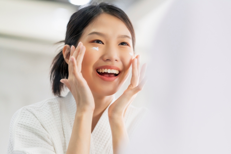 Seorang wanita menggunakan skin care.