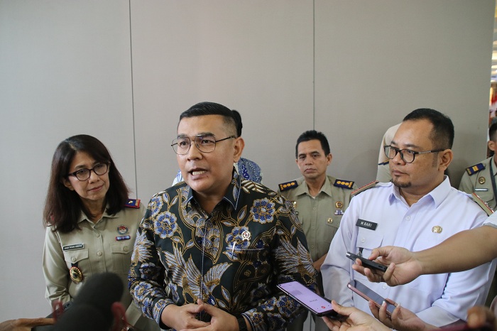 WAMEN: Pj Sekda Kalbar Mohammad Bari mendampingi Wamen ATR/BPN Ossy Dermawan saat diwawancarai awak media, Rabu (11/12).