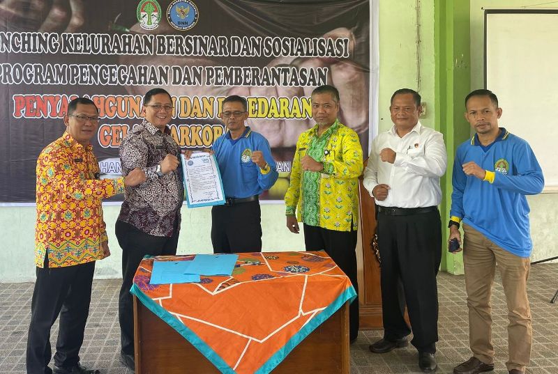 LUNCURKAN: Kepala BNN Provinsi Kalbar, Brigjen Pol. Sumirat Dwiyanto, secara resmi meluncurkan Kelurahan Bersinar, Kamis (12/12).