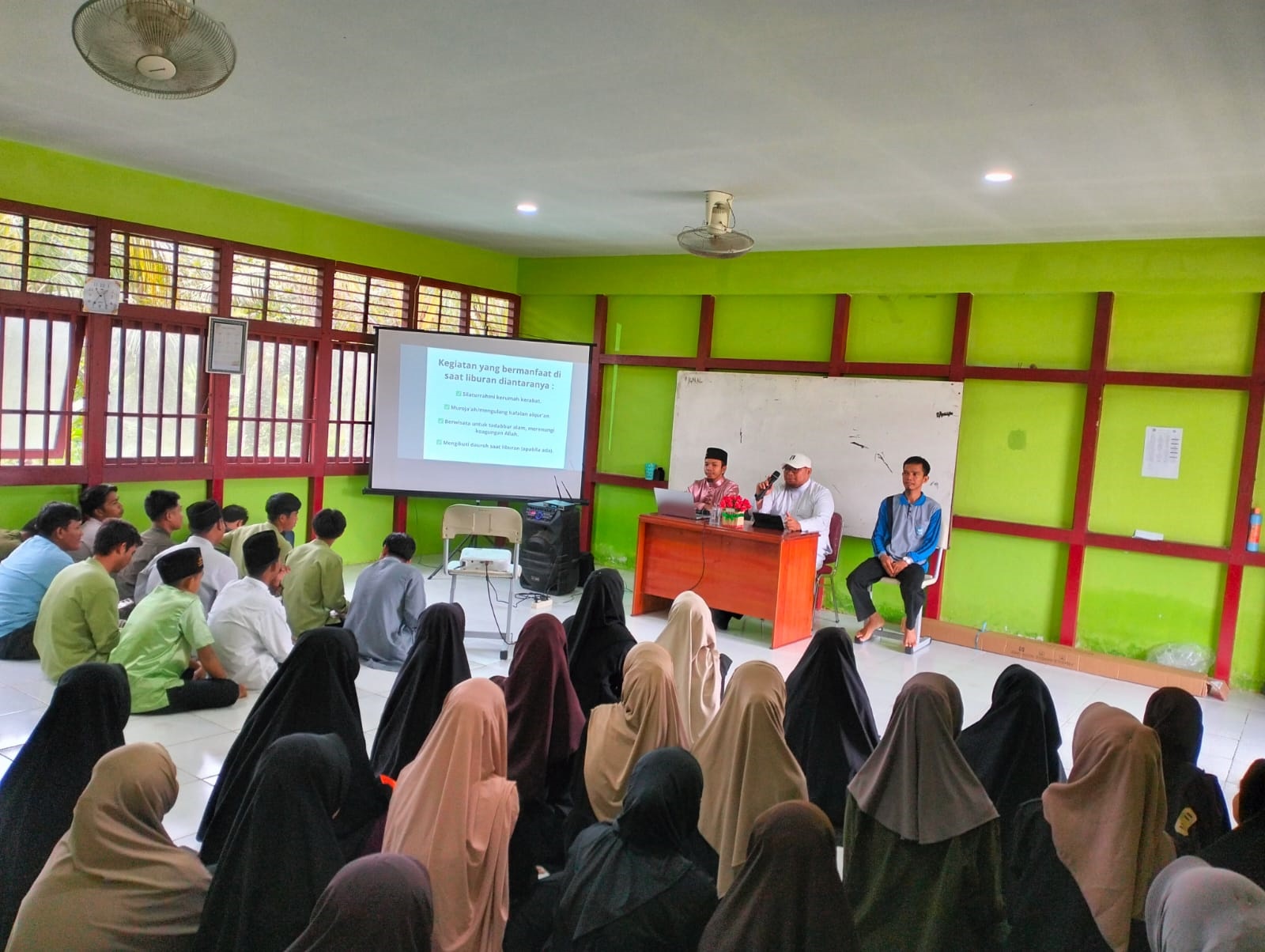 KAJIAN: Madrasah Aliyah Gerpemi Tebas menggelar kajian Islam bertema &ldquo;Be a Productive Muslim during the Long Holiday&rdquo;.