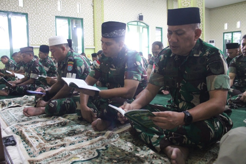 DOA BERSAMA: Para prajurit Kodam XII Tanjungpura, tampak melakukan sosa bersama jelang Peringatan Hari Juang TNI AD ke-79.