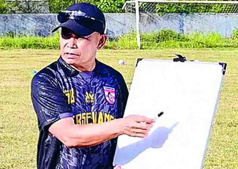 DALAM KENANGAN: Syamsuddin Batola saat latihan di Lapangan Alam Indah Lestari, Banyuwangi.