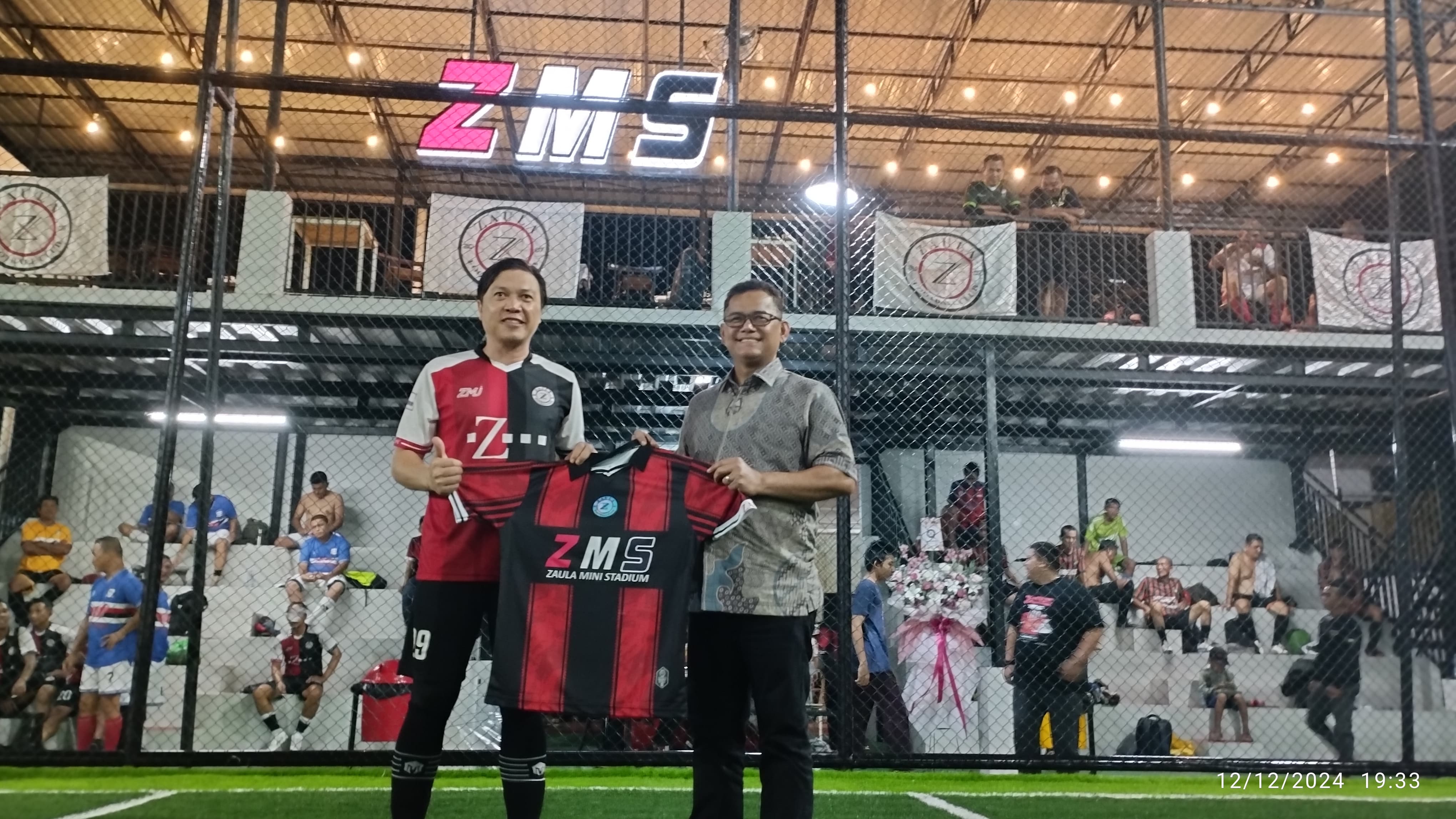 JERSEY: Reza owner Zaula menyerahkan jersey pada anggota DPRD Kalbar Zulfydar Zaidar Mochtar.