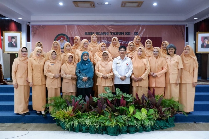 Pengurus: Para pengurus DWP Kabupaten Mempawah saat peringatan Hari Ulang Tahun (HUT) Dharma Wanita Persatuan ke-25.