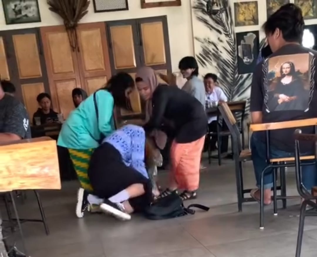 PERKELAHIAN:&nbsp; Potongan video adegan perkelahian pelajar di salah satu cafe di Mempawah.