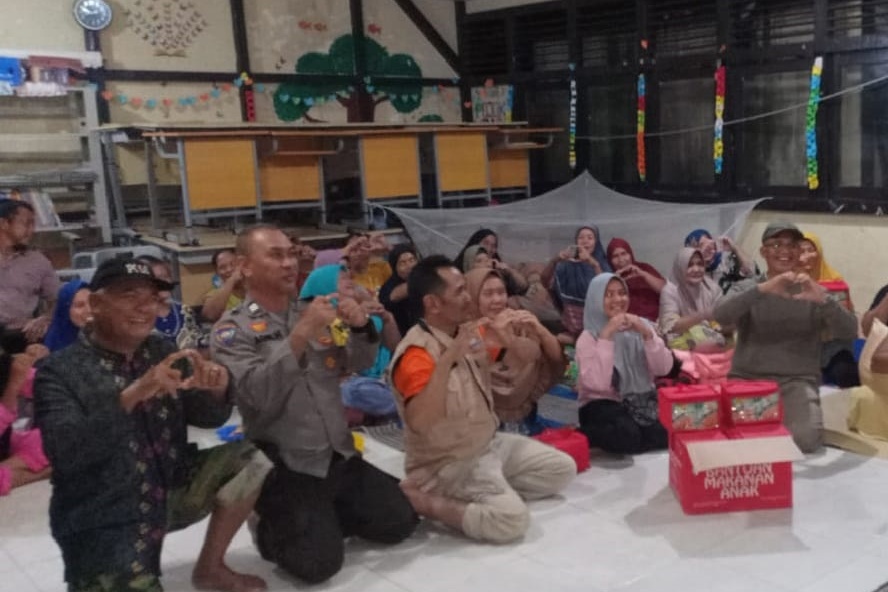 SALURKAN BANTUAN: Pemkot Singkawang melalui BPBD menyalurkan bantuan kepada korban banjir di posko pengungsian, Jumat (13/12).