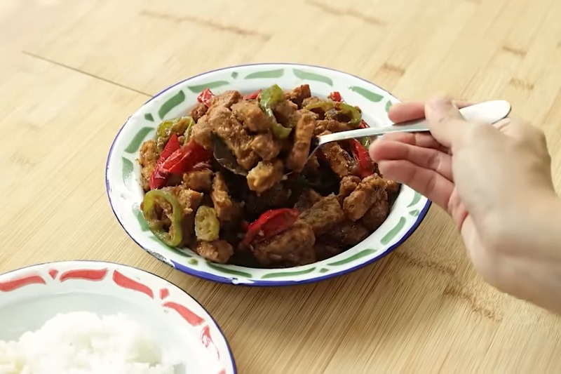 Resep Tempe Orek Khas Sunda ala Chef Devina Hermawan.