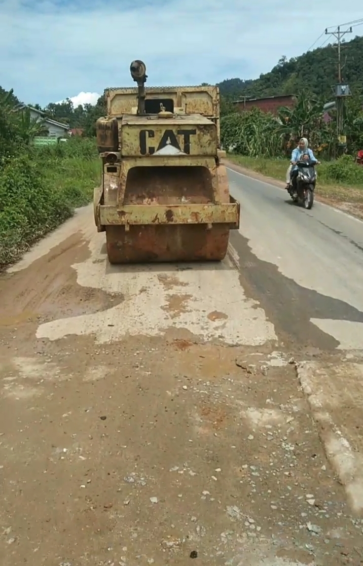 ALAT BERAT : Satu unit alat berat yang disewa oleh pekerja Kayong Utara guna perbaikan jalan.