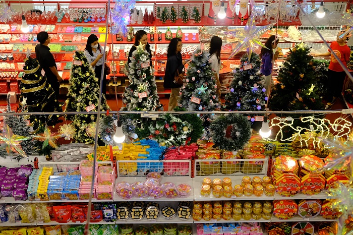 Pengunjung melihat pernak pernik Natal yang dijual di pusat perbelanjaan Ayani Mall, Pontianak, Kalimantan Barat, Sabtu (14/12/2024). Menjelang perayaan Natal 2024, Umat Nasrani mulai berbelanja berbagai pernak-pernik Natal untuk hiasan pohon, rumah dan g