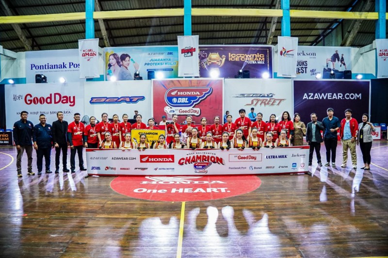 Potret tim putri SMA Santu Petrus Pontianak juara juara Honda DBL with Kopi Good Day 2024 West Kalimantan Series.