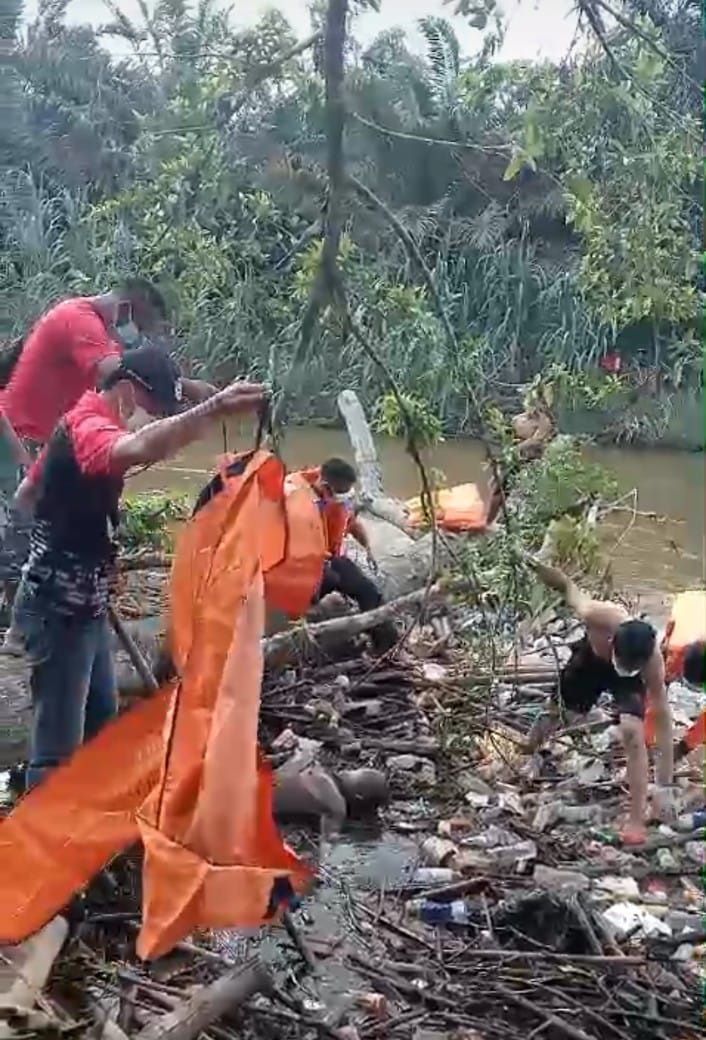 EVAKUASI: Polisi bersama warga saat mengvakuasi jenazah AS (70 tahun) di Sungai Mempawah, Desa Garu, Kecamatan Mempawah Hulu, Kabupaten Landak, pada Sabtu (14/12).