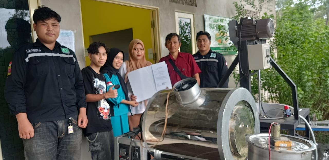 BANTUAN: Tim pelaksana dari Politeknik Negeri Sambas menyerahkan empat jenis mesin dengan fungsi berbeda untuk proses produksi bubur pedas instan kepada mitra.