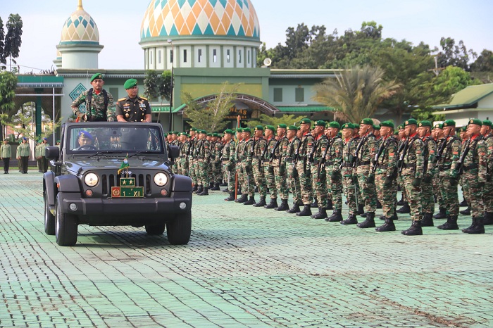 UPACARA: Pangdam XII Tanjungpura Mayjen TNI Iwan Setiawan memimpin Upacara Hari Juang TNI AD 2024 di Kubu Raya, Minggu (15/12).
