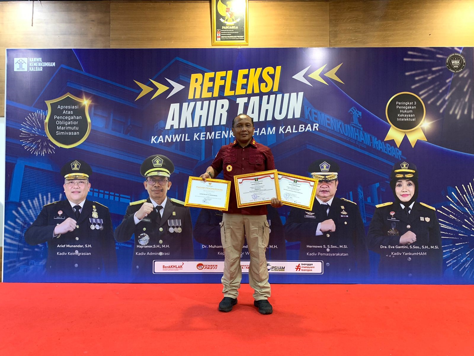 PENGHARGAAN: Kalapas Singkawang terima tiga penghargaan dalam kegiatan refleksi akhir tahun 2024 oleh Kanwil Kemenkumham Kalimantan Barat.