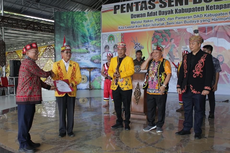 BUKA PSBD: Bupati Ketapang, Martin Rantan, membuka Pentas Seni Budaya Dayak (PSBD) DAD Ketapang, Sabtu (14/12) sore.