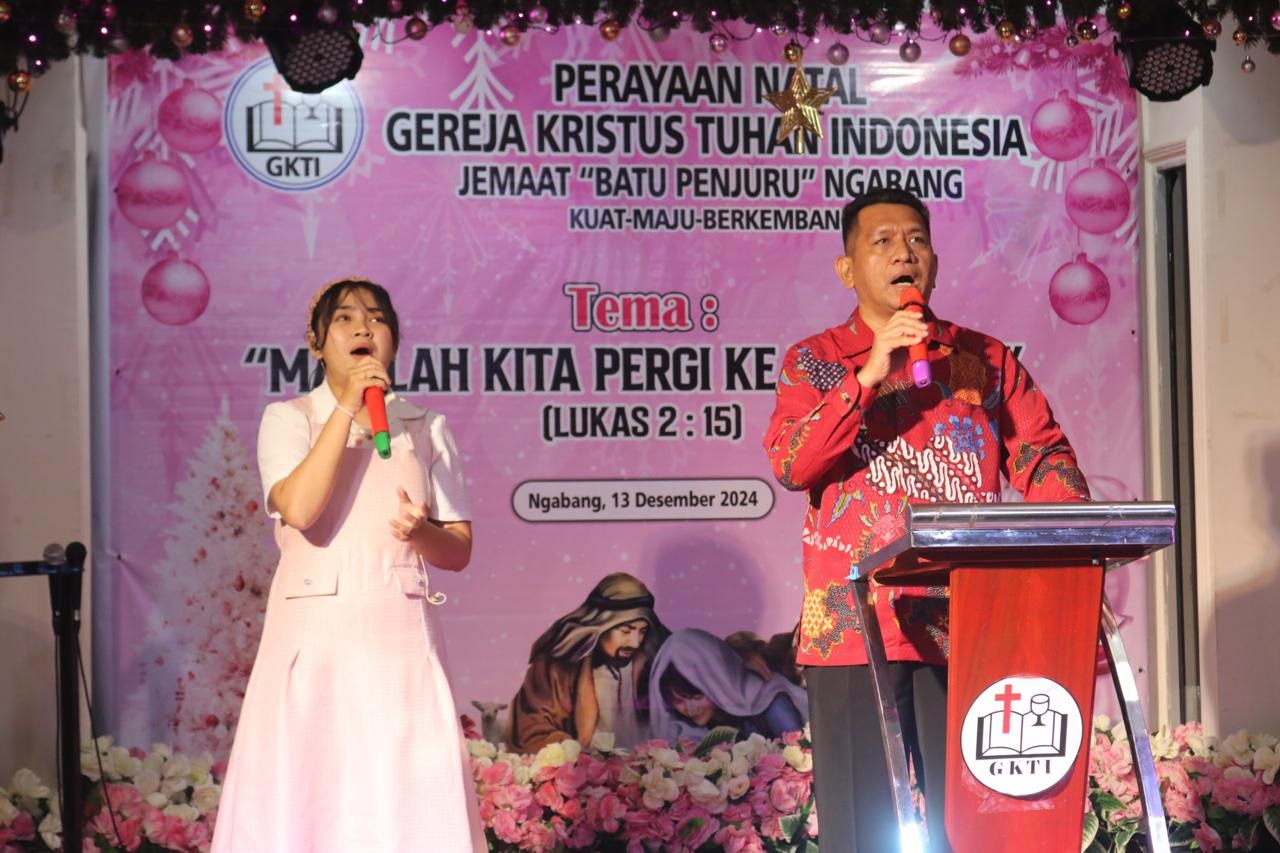 RAYAKAN NATAL: Pj Bupati Landak, Gutmen Nainggolan turut memberikan lagu persembahan dalam Ibadah dan Perayaan Natal GKTI Jemaat Batu Penjuru Ngabang, Jumat (13/12).
