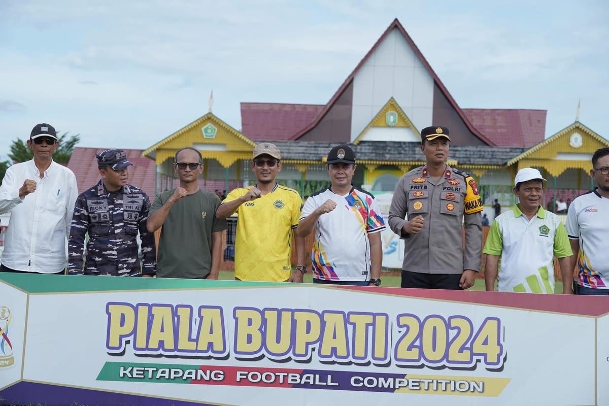 TUTUP KEJUARAAN: Asisten Sekda, Heryandi, menghadiri sekaligus menutup Kejuaraan Sepakbola Piala Bupati 2024, Sabtu (14/12).