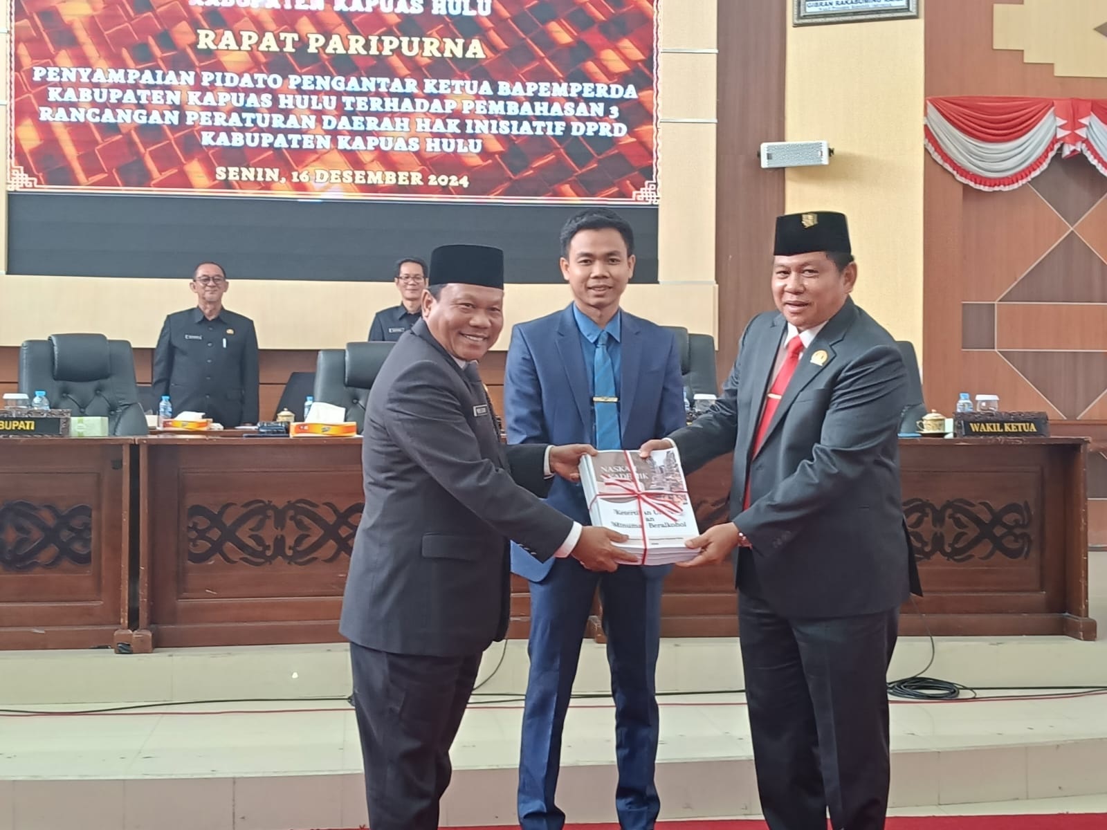 INISIATIF: Penyerahan draf usulan Tiga Raperda inisiatif DPRD Kapuas Hulu ke pihak eksekutif.