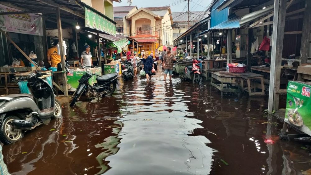 BANJIR: Kawasan Pasar Pagi Sui Pinyuh terendam banjir rob.