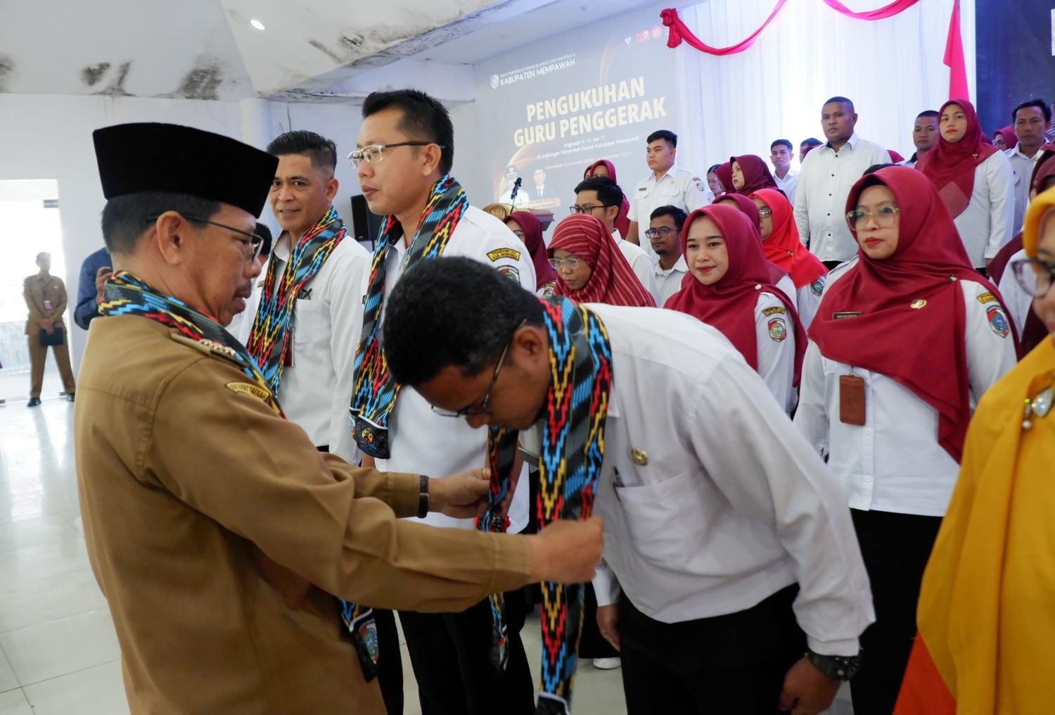 GURU: Penjabat Bupati Mempawah, Ismail memimpin pengukuhan 108 guru penggerak.