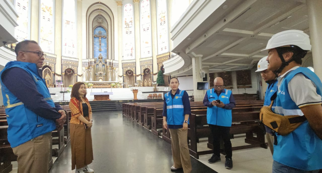 General Manager PLN UID Kalimantan Barat, Joice Lanny Wantania (tengah) berserta tim mengunjungi Gereja Katedral Santo Yosef Pontianak untuk memastikan instalasi dan kondisi listrik aman.