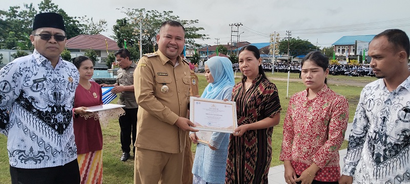 PENGHARGAAN: Bupati Melawi memberikan penghargaan kepada para guru termasuk yang telah wafat pada tahun 2024 ini pada Upacara Peringatan Hari Guru Nasional Tahun 2024 dan HUT ke-79 PGRI.