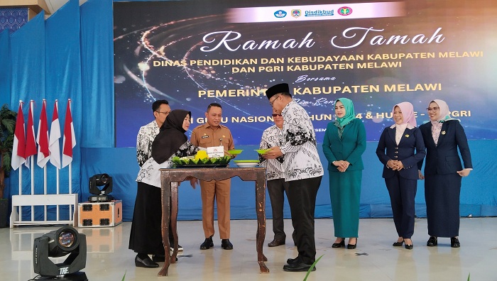 TUMPENG: Pemotongan tumpeng dalam rangka HUT ke-79 PGRI sekaligus Hari Guru Nasional&nbsp;di Aula Pendopo Rumah Dinas Bupati Melawi, Senin (16/12).