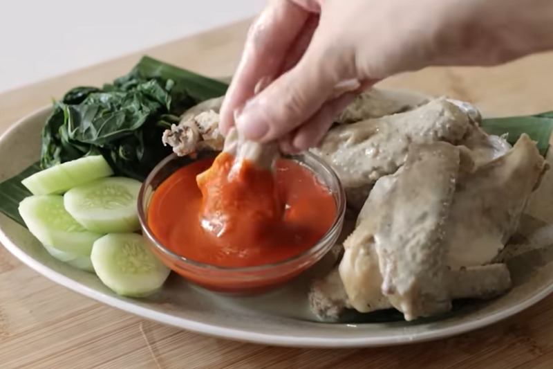 Resep Ayam Pop Khas Restoran Padang Pagi Sore ala Chef Devina Hermawan.