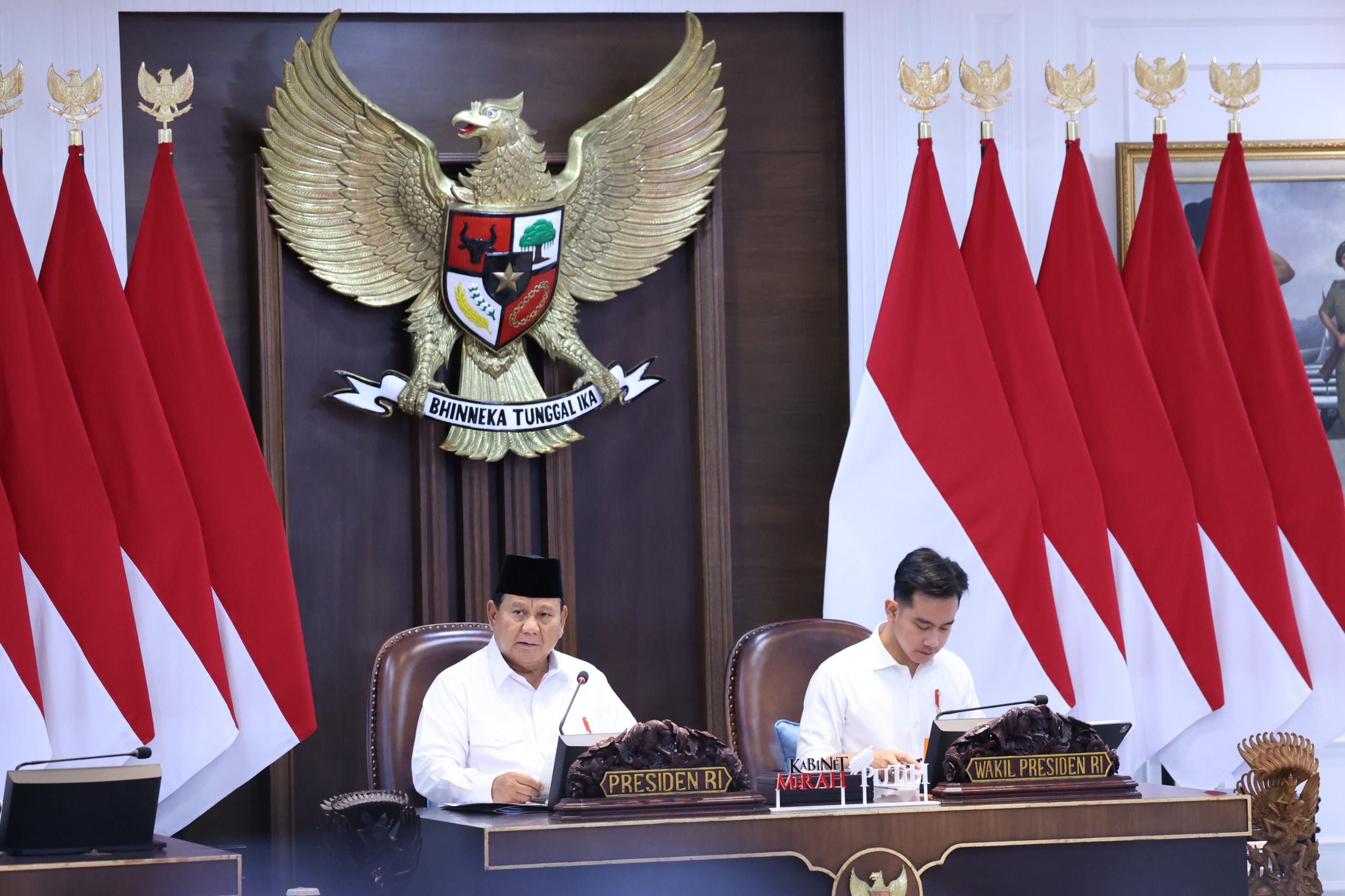 RAPAT: Presiden RI Prabowo Subianto menggelar rapat terbatas (ratas) di Kantor Presiden, Jakarta, Senin (16/12).