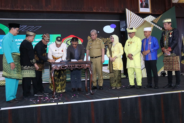 SAKSIKAN&nbsp;: Harisson saat menyaksikan pelantikan DPD&nbsp;FSKN&nbsp;Kalbar&nbsp;periode 2024-2029 di Pendopo Gubernur, Senin (16/12).