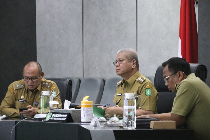 RAKOR: Harisson saat mengikuti rakor inflasi mingguan secara daring bersama Mendagri dari DAR, Kantor Gubernur, Senin (16/12).
