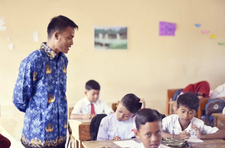 Ilustrasi: Guru sedang mengajar di kelas.