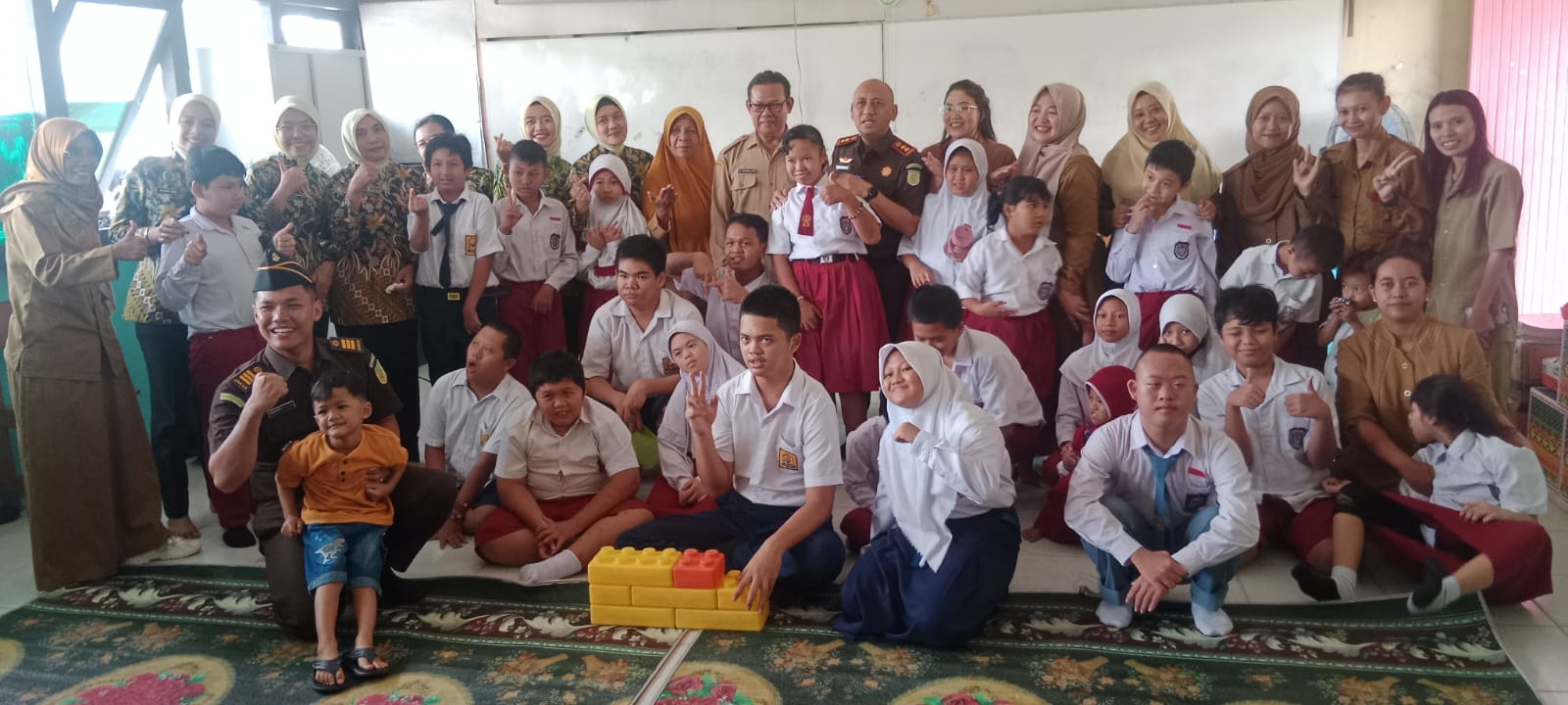 SLBN : Kajari Sanggau, Dedy Irwan Virantama saat bercengkrama dengan anak-anak berkebutuhan khusus di SLBN 65 Babai Cinga, Senin (16/12).