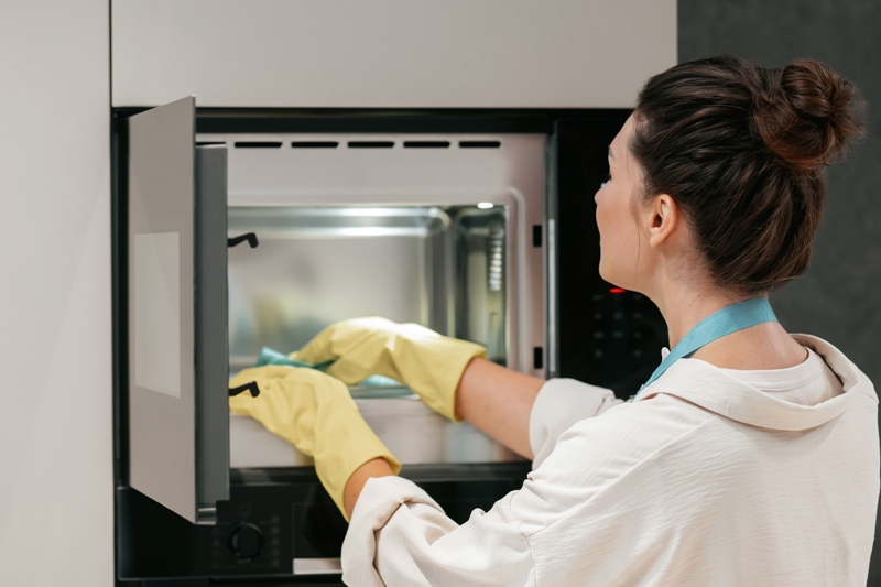Ilustrasi cara membersihkan microwave.