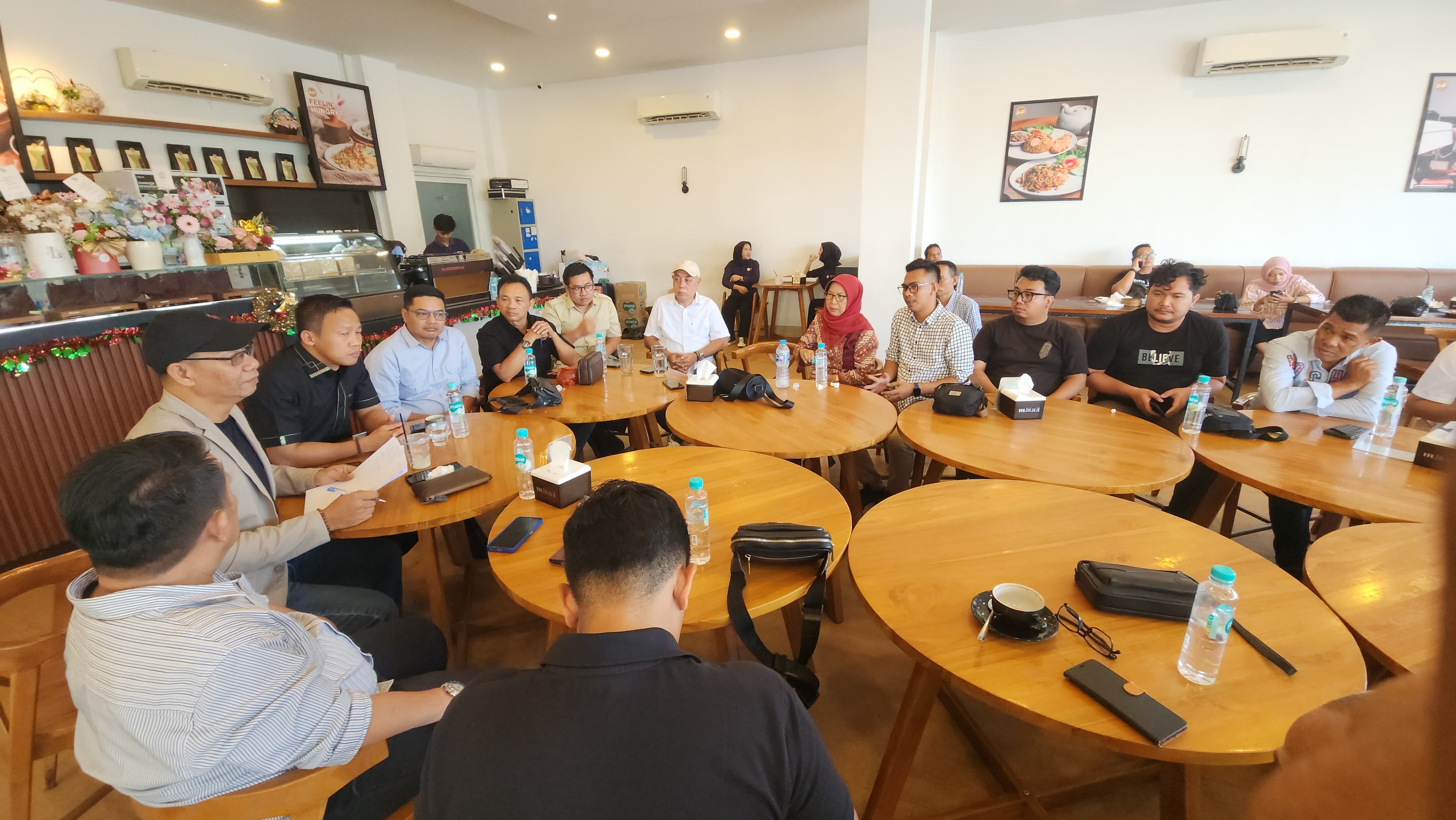 DISKUSI: Anggota Dewan Perwakilan Daerah (DPD) RI, Daud Yordan dalam sebuah diskusi di Kopikoe Cafe, Pontianak, Senin (16/12).