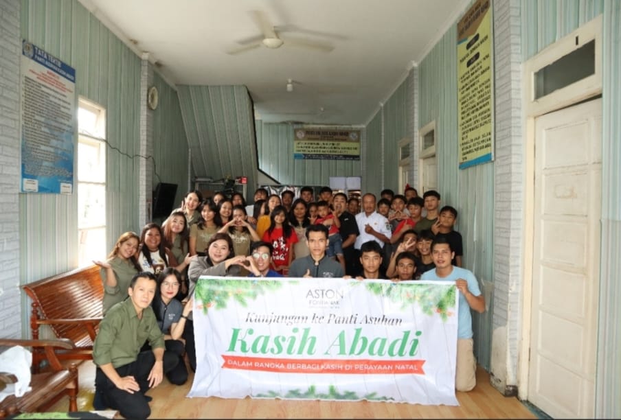 Sejumlah karyawan Foto Bersama Anak-anak Panti Asuhan.