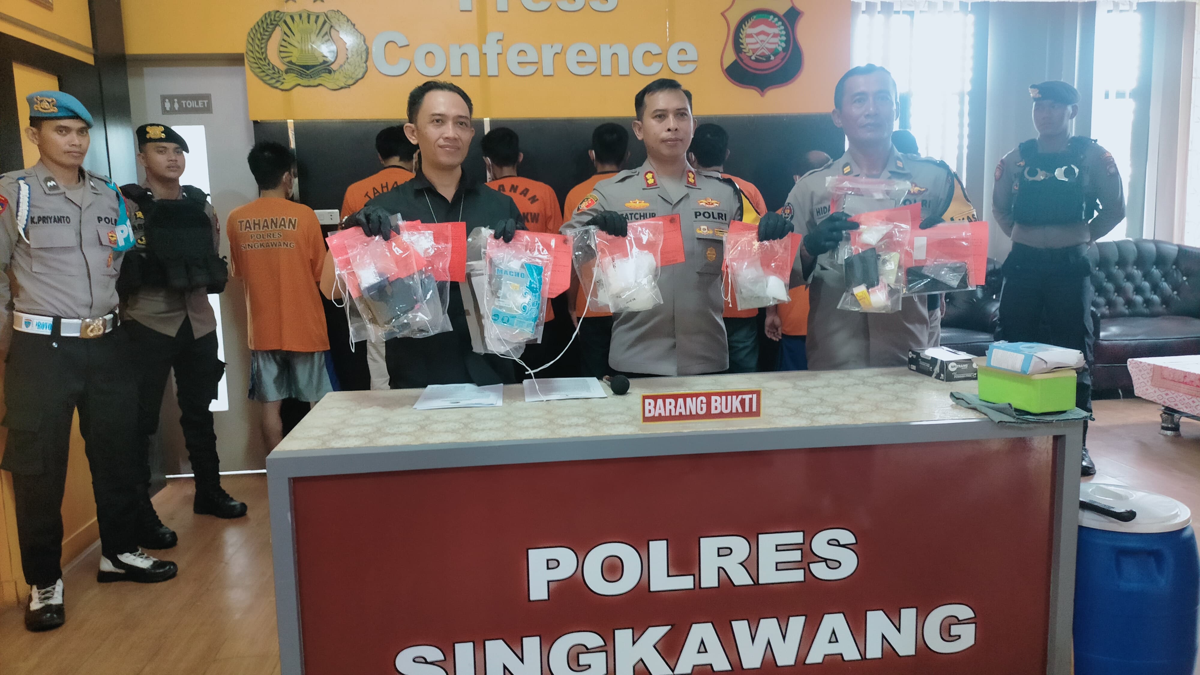 KONFERENSI PERS: Polres Singkawang menggelar konferensi pers terkait kasus tindak pidana narkotika jenis sabu dan pil ekstasi, Selasa (17/12).&nbsp;
